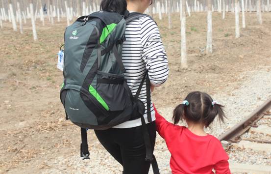 能盛好背 城市戶外背一個小容量功能包不是大材小用而是讓自己更享受 多特futura28L透氣登山包