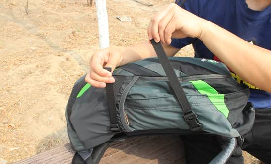 能盛好背 城市戶外背一個小容量功能包不是大材小用而是讓自己更享受 多特futura28L透氣登山包