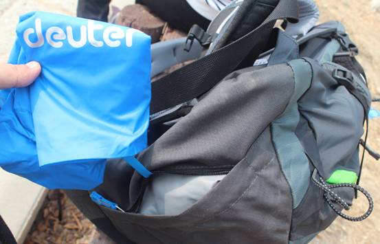 能盛好背 城市戶外背一個小容量功能包不是大材小用而是讓自己更享受 多特futura28L透氣登山包