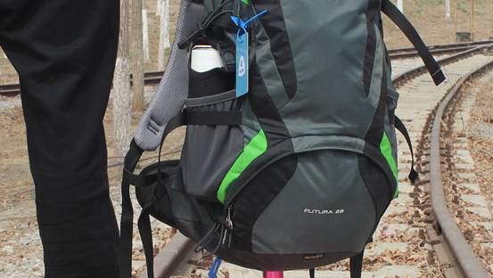 能盛好背 城市戶外背一個小容量功能包不是大材小用而是讓自己更享受 多特futura28L透氣登山包