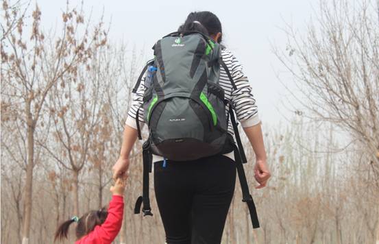 能盛好背 城市戶外背一個小容量功能包不是大材小用而是讓自己更享受 多特futura28L透氣登山包