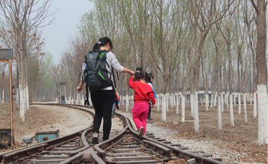 能盛好背 城市戶外背一個小容量功能包不是大材小用而是讓自己更享受 多特futura28L透氣登山包