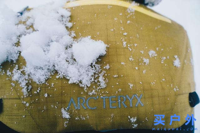 始祖鳥Alpha SK 32背包評測，極簡主義滑雪者之選