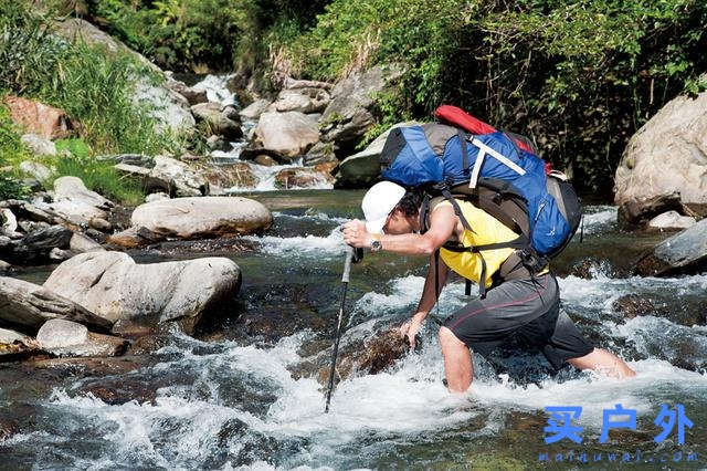 登山杖正確的使用方法，使用登山杖可以讓走路更輕松