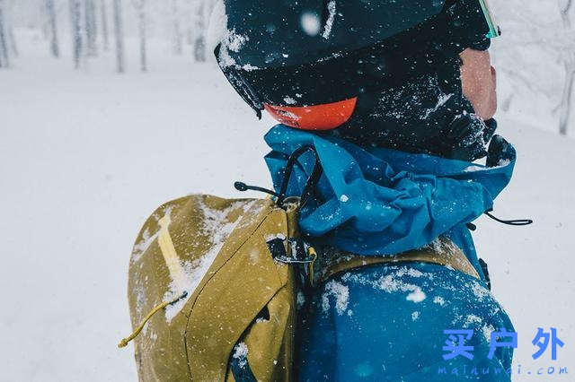 始祖鳥Alpha SK 32背包評測，極簡主義滑雪者之選