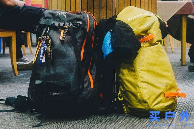 始祖鳥Alpha SK 32背包評測，極簡主義滑雪者之選