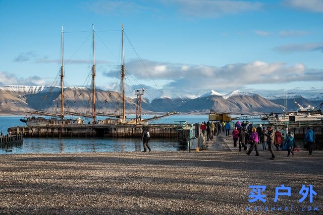 身穿Klattermusen攀山鼠羽絨連帽外套探索世界極北之島,斯瓦爾巴群島