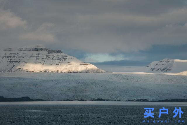 身穿Klattermusen攀山鼠羽絨連帽外套探索世界極北之島,斯瓦爾巴群島