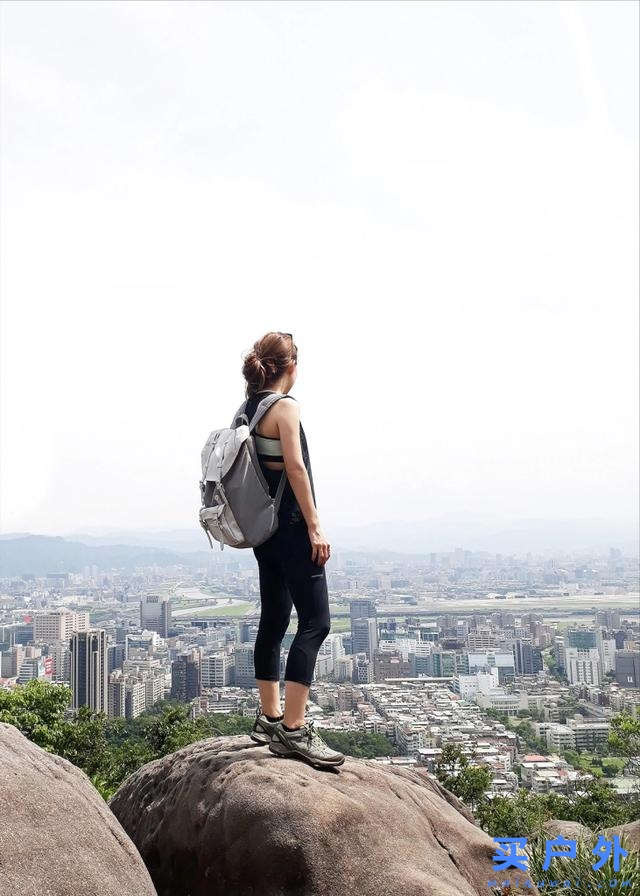 穿的第一件戶外裝備，當一個都市與山林穿梭的雙棲女子