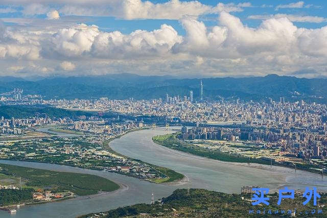 穿著Lowa多功能戶外鞋,探索群山峻嶺之間