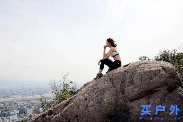 穿的第一件戶外裝備，當一個都市與山林穿梭的雙棲女子