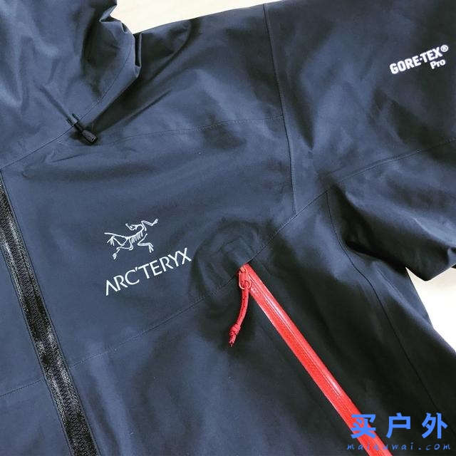 喜歡戶外，就把始祖鳥Arc'teryx的硬殼沖鋒衣和軟殼外套兩件一起買