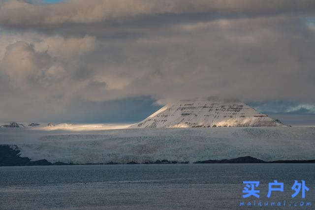 身穿Klattermusen攀山鼠羽絨連帽外套探索世界極北之島,斯瓦爾巴群島
