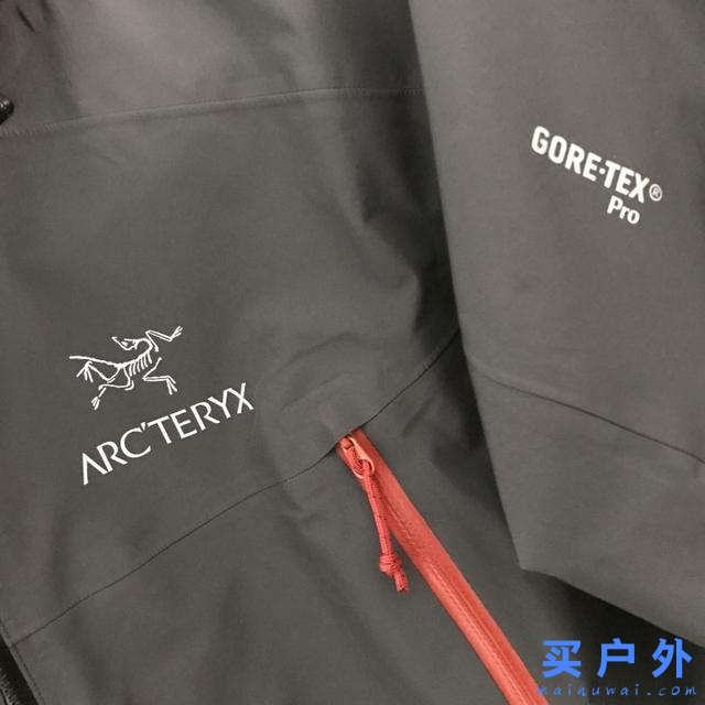 喜歡戶外，就把始祖鳥Arc'teryx的硬殼沖鋒衣和軟殼外套兩件一起買