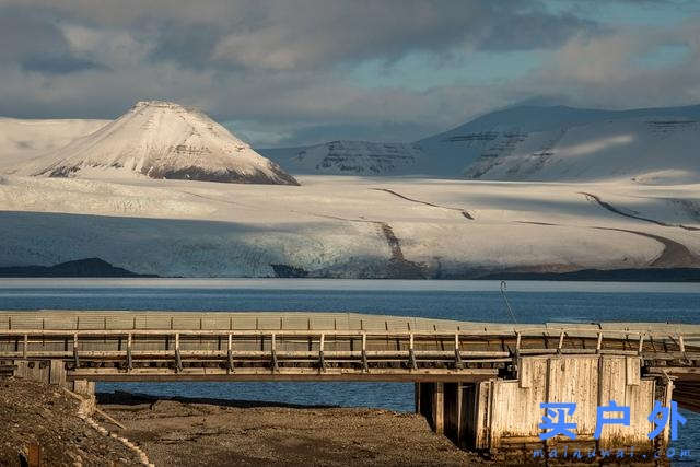 身穿Klattermusen攀山鼠羽絨連帽外套探索世界極北之島,斯瓦爾巴群島