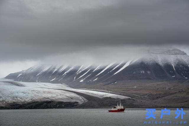 身穿Klattermusen攀山鼠羽絨連帽外套探索世界極北之島,斯瓦爾巴群島