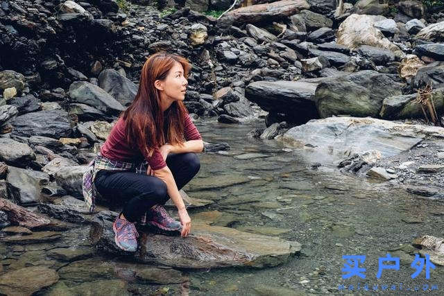 穿的第一件戶外裝備，當一個都市與山林穿梭的雙棲女子