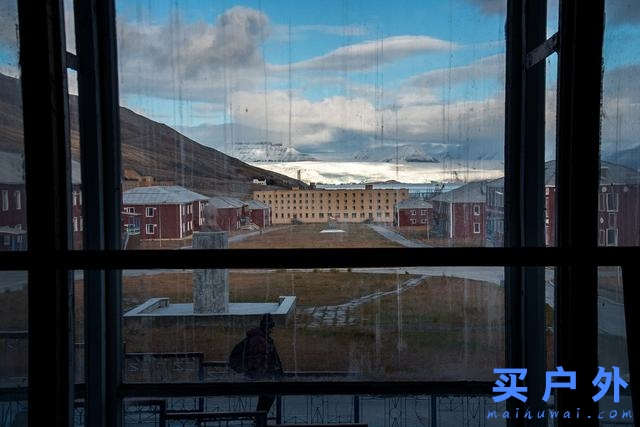 身穿Klattermusen攀山鼠羽絨連帽外套探索世界極北之島,斯瓦爾巴群島