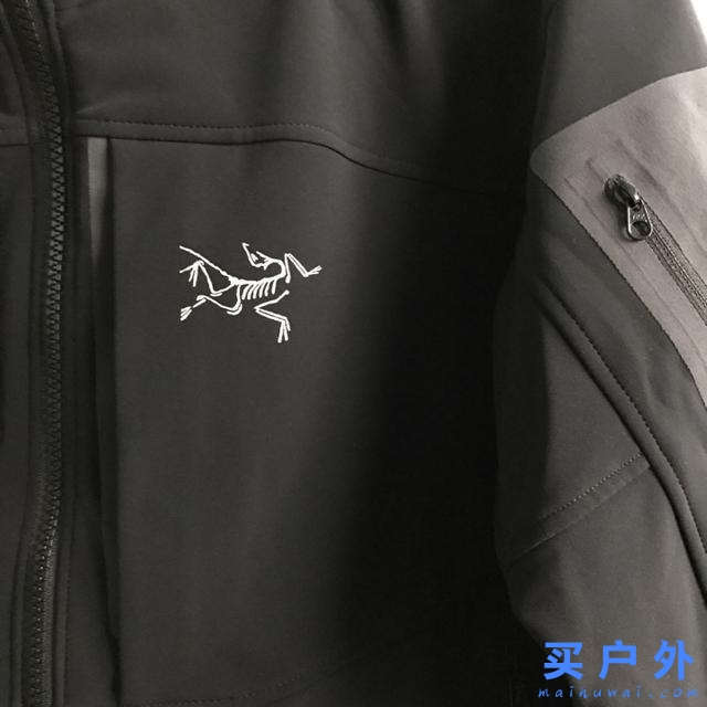 喜歡戶外，就把始祖鳥Arc'teryx的硬殼沖鋒衣和軟殼外套兩件一起買