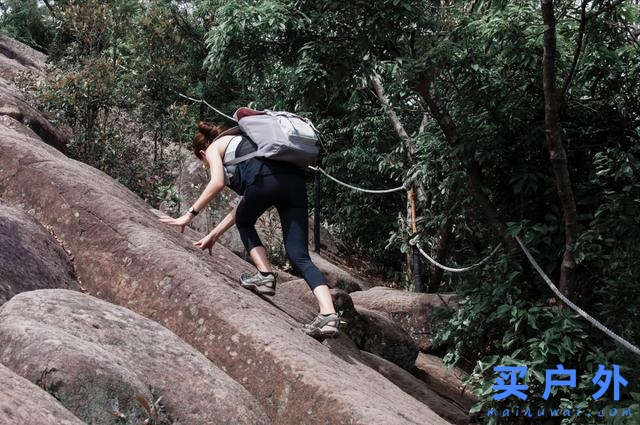 穿的第一件戶外裝備，當一個都市與山林穿梭的雙棲女子