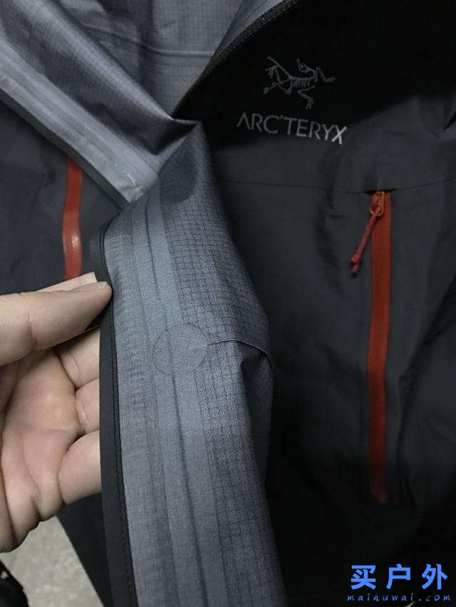 喜歡戶外，就把始祖鳥Arc'teryx的硬殼沖鋒衣和軟殼外套兩件一起買