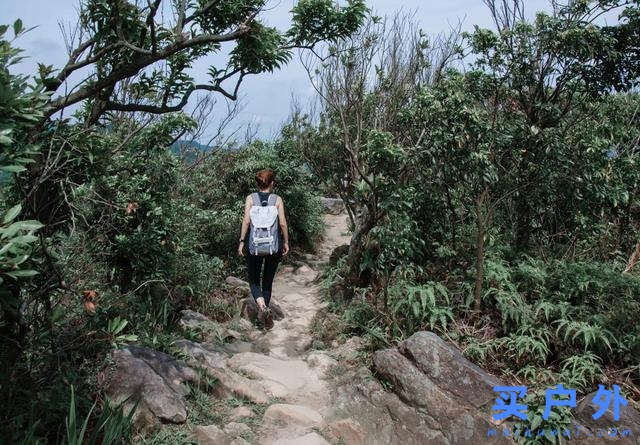 穿的第一件戶外裝備，當一個都市與山林穿梭的雙棲女子