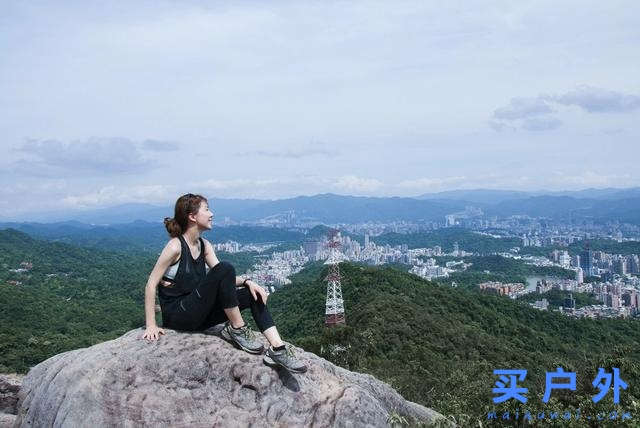 穿的第一件戶外裝備，當一個都市與山林穿梭的雙棲女子