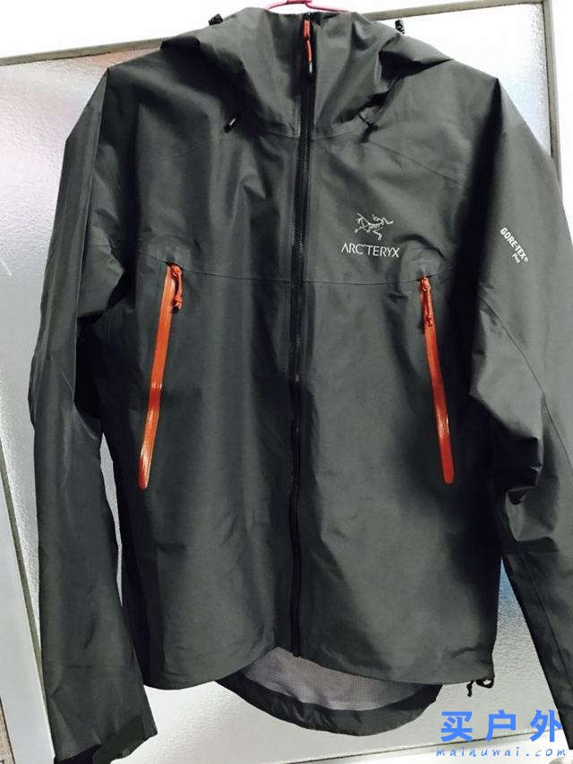 喜歡戶外，就把始祖鳥Arc'teryx的硬殼沖鋒衣和軟殼外套兩件一起買