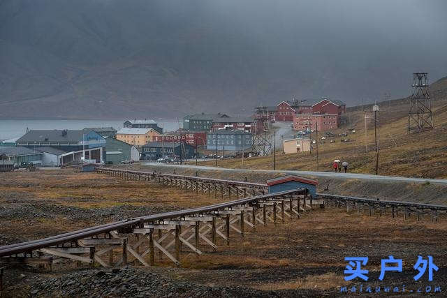 身穿Klattermusen攀山鼠羽絨連帽外套探索世界極北之島,斯瓦爾巴群島