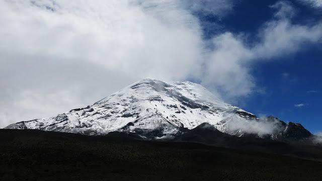 在南美洲厄瓜多爾欽博拉索火山上徒步，雪山比珠穆朗瑪峰要高