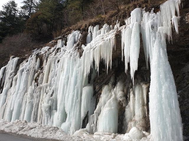 冬季的色達(dá)、亞青及稻城亞丁有一種寧靜的美
