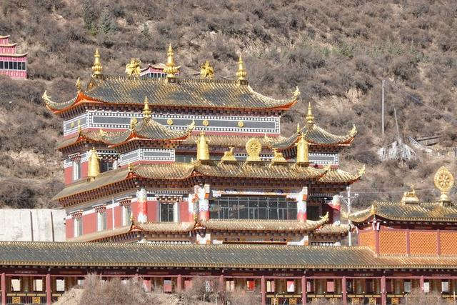 冬季的色達(dá)、亞青及稻城亞丁有一種寧靜的美