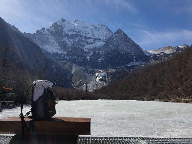 冬季的色達(dá)、亞青及稻城亞丁有一種寧靜的美