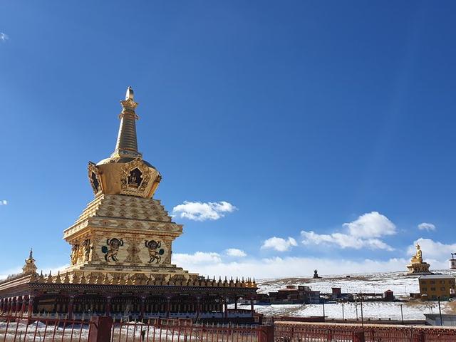 冬季的色達(dá)、亞青及稻城亞丁有一種寧靜的美