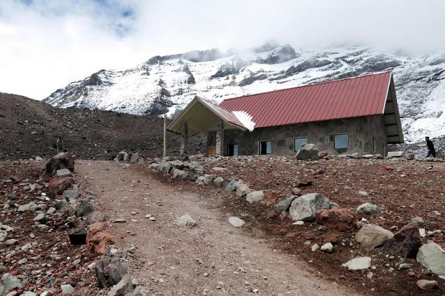 在南美洲厄瓜多爾欽博拉索火山上徒步，雪山比珠穆朗瑪峰要高
