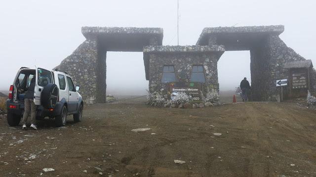 在南美洲厄瓜多爾欽博拉索火山上徒步，雪山比珠穆朗瑪峰要高