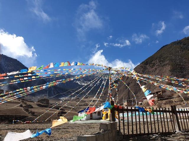 冬季的色達(dá)、亞青及稻城亞丁有一種寧靜的美