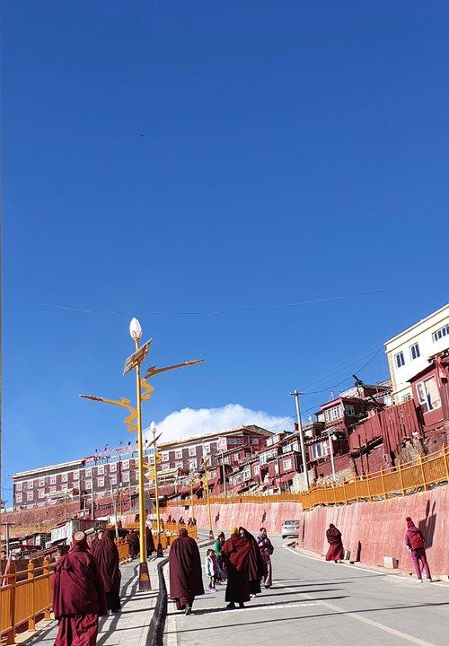 冬季的色達(dá)、亞青及稻城亞丁有一種寧靜的美