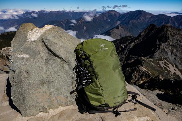 Arc’teryx始祖鳥雙肩背包，輕量登山背包單日戶外和通勤的好幫手