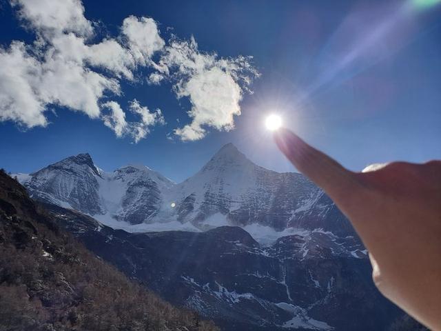 冬季的色達(dá)、亞青及稻城亞丁有一種寧靜的美