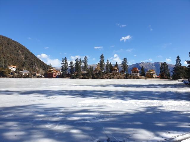 冬季的色達(dá)、亞青及稻城亞丁有一種寧靜的美