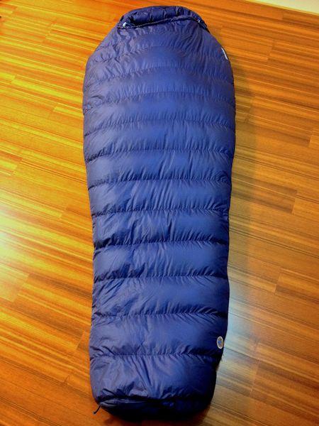 曬一曬土撥鼠Marmot 800蓬鵝絨睡袋，要想露營(yíng)睡得安穩(wěn)還得靠睡袋
