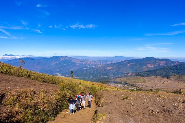 危地馬拉值得去的火山,富埃戈火山和阿卡特南戈火山