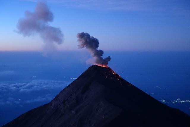 危地馬拉值得去的火山,富埃戈火山和阿卡特南戈火山
