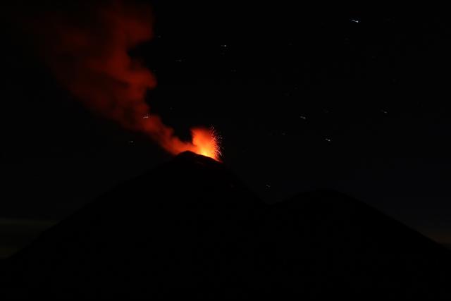 危地馬拉值得去的火山,富埃戈火山和阿卡特南戈火山
