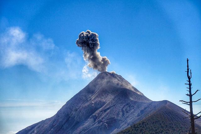 危地馬拉值得去的火山,富埃戈火山和阿卡特南戈火山