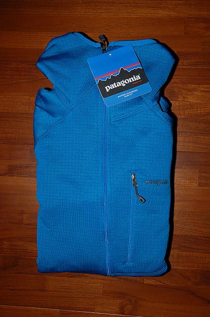 Patagonia(巴塔哥尼亞)R1拉鏈抓絨保暖衣開箱,R系列最經典