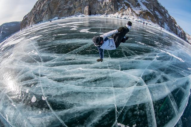 去俄羅斯旅行，用魚眼鏡頭記錄視野下的銀白世界