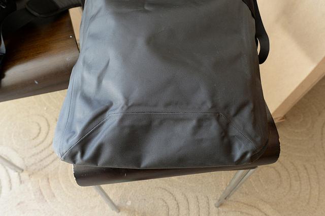始祖鳥Veilance都市商務系列背包開箱，極簡主義的新選擇