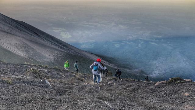 危地馬拉值得去的火山,富埃戈火山和阿卡特南戈火山